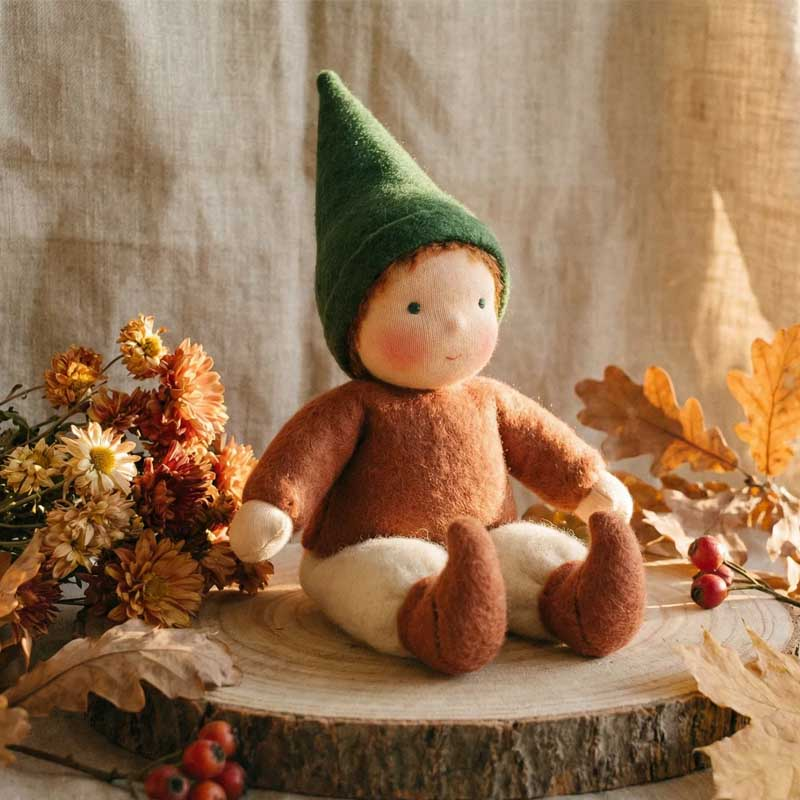 Gnomo Waldorf sentado en tronco