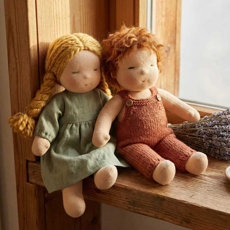 Muñecas Waldorf en la ventana